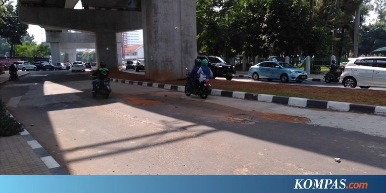 Hati-hati, Jalan Berlubang di Bawah Stasiun MRT Rawan Makan Korban