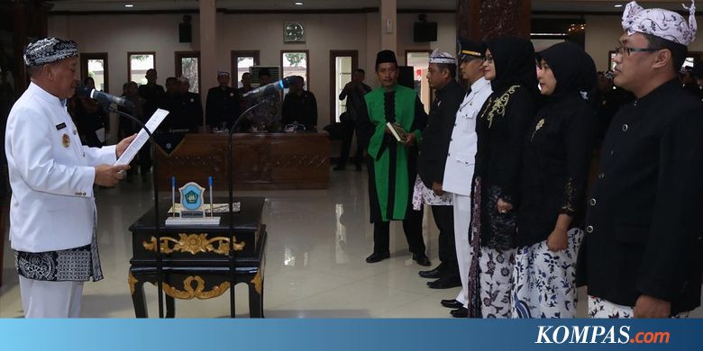 Unik Bupati Lamongan  Lantik Pejabat dengan Pakaian  Adat  