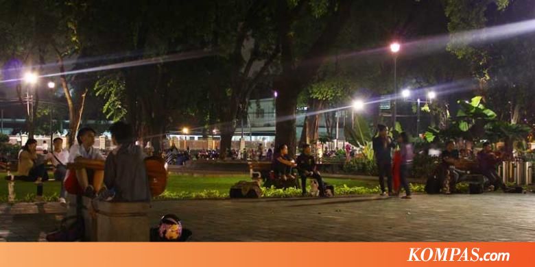 Taman Suropati di Malam Hari... - Kompas.com