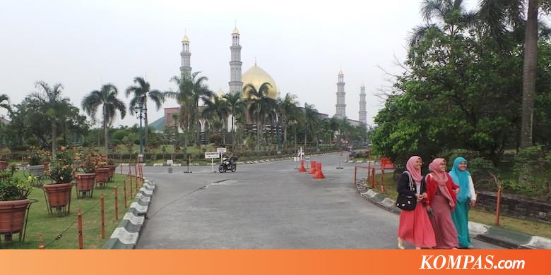 "Ngabuburit" ke Masjid Kubah Emas - Kompas.com