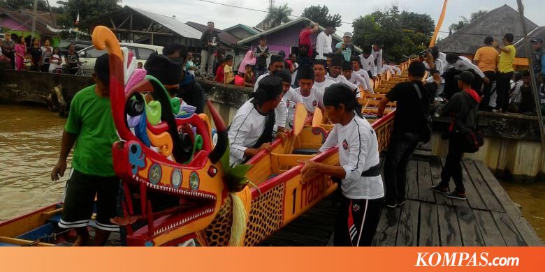 Tradisi di Berau, Menurunkan Perahu Kepala Naga ke Sungai Segah Halaman 1  Kompas.com