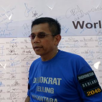 Sekretaris Jenderal Partai Demokrat Hinca Panjaitan seusai menandatangani petisi antohoax dalam rangkaian acara Rakernas Partai Demokrat di Mataram, NTB, Minggu (7/5/2017)