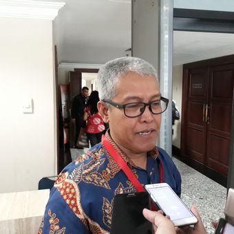 Dadang Trisasongko dari Koalisi Masyarakat Sipil Selamatkan MK menemui Juru Bicara MK Fajar Laksono di Gedung MK Jakarta, Selasa (6/2/2018).