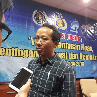 Agus Sudibyo dari Jaringan Wartawan Anti Hoaks (Jawarah) di Kantor PWI Jakarta, Selasa (13/3/2018).