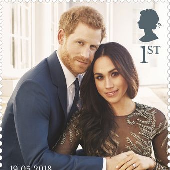 Perangko terbitan Britains Royal Mail pada 14 Mei 2018, menunjukkan foto pertunangan resmi Pangeran Harry dan Meghan Markle, difoto oleh Alexi Lubomirski di Frogomore House di Windsor.
 / AFP PHOTO AND Royal Mail