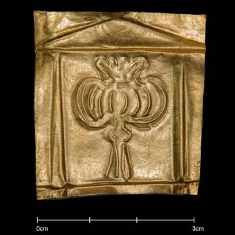 Lempeng emas ini mungkin menunjukkan biji opium dalam cawan. Biji opium sangat populer di Mesir sekitar 2.000 tahun lalu.