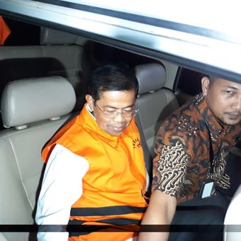 Former Secretary General of the Golkar party, Idrus Marham was arrested after being questioned at the KPK building in Jakarta, Friday (31-08-2018).