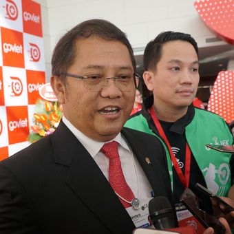 Menteri Komunikasi dan Informatika Rudiantara (kiri), didampingi Presiden Go-Jek Andre Soelistyo saat berbicara dengan wartawan usai acara Grand Laucnhing Go-Viet di Hanoi, Vietnam, Rabu (12/9/2018).