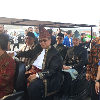 Ketua Umum Partai Demokrat Susilo Bambang Yudhoyono menghadiri acara deklarasi kampanye damai di Lapangan Monas, Jakarta, Minggu (23/9/2018).