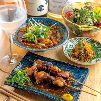 Wagyu Motsuno-doteni atau semur daging babat seharga 918 yen (depan), Uni Chirimen-jyako atau landak laut dan ikan sarden kecil kering seharga 518 yen (kanan), salad Kyoto seharga 842 yen (belakang) semuanya enak dinikmati bersama sake. *Makanan di foto dapat berubah atau mungkin tidak tersedia tergantung musim.