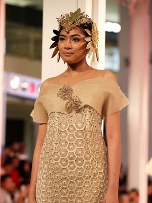 Model memeragakan busana rancangan Barli Asmara dengan tema Monarque Metallique saat Fashion Nation 2018 di Senayan City, Jakarta, Senin (16/4/2018). Peragaan ini menampilkan kekuatan wanita melalui balutan keindahan mode yang terinspirasi dari warna-warna Dulux Ambiance Special Effect.