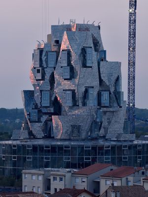 Foto terbaru menunjukkan bentuk susunan batu pada bangunan sudah hampir rampung.