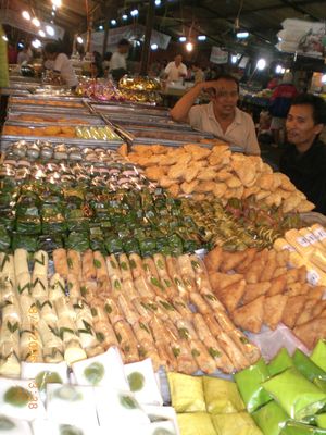 Pasar Kue Subuh Senen adalah usaha rakyat yang dimungkinkan tumbuh oleh kebutuhan kota besar. Pasar ini menjual beragam kue basah dan jajanan pasar.
