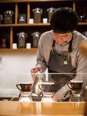 Eguchi-san setiap harinya juga melakukan penyaringan kopi, karena ingin menjadi “coffee man” dalam artian luas