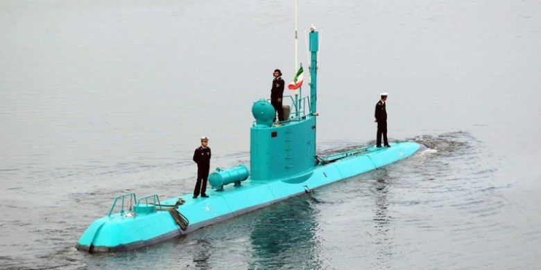 Kapal selam milik AL Iran, Ghadir, sedang berlayar di dekat kota pelabuhan Bandar Abbas.