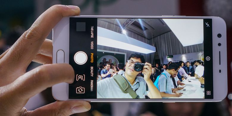 Ilustrasi cakupan sudut pandang kamera selfie Opp F3 Plus dengan lensa wide angle. Cakupannya terlihat lebih lebar dari kamera dengan lensa reguler, tapi distrosi masih terlihat di bidang-bidang dengan garis lurus yang tampak agak melengkung. 