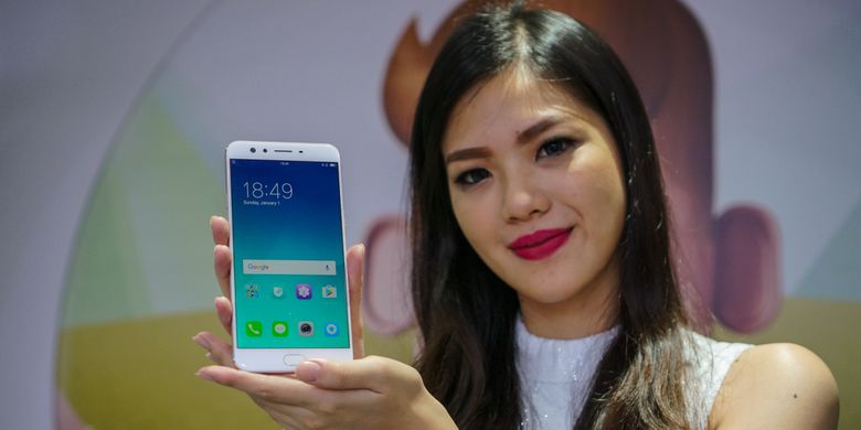 Model memamerkan Oppo F3 Plus dalam acara peluncuran di Jakarta, Kamis (23/3/2017).