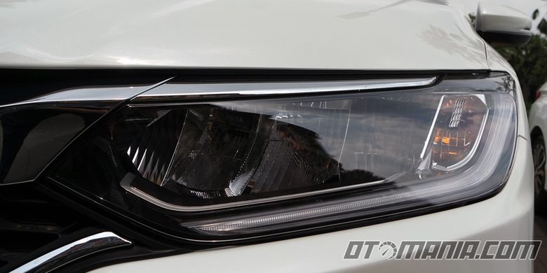 Honda City 2017 menggunakan LED pada lampu depan dan DRL
