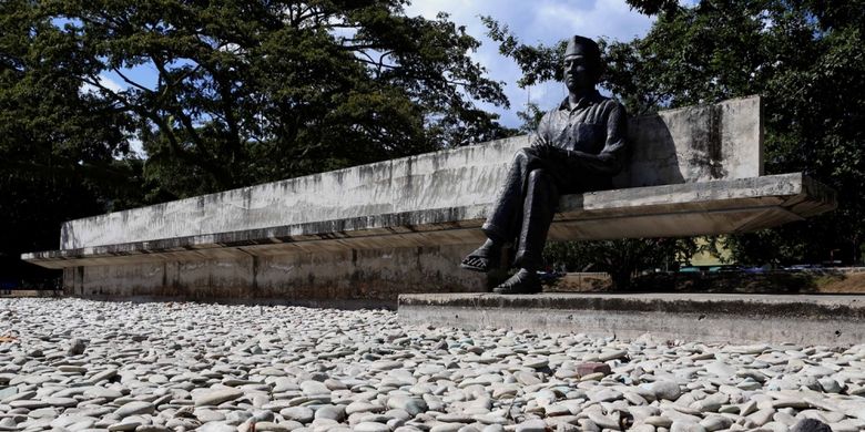 Patung Bung Karno di samping pohon sukun di kompleks Pelabuhan Bung Karno, Ende, Pulau Flores, Nusa Tenggara Timur, Kamis (11/7/2016). Kota ini menyimpan sejarah panjang perihal sepak terjang Ir Soekarno atau Bung Karno selama empat tahun (14 Januari 1934 hingga 18 Oktober 1938) menjalani pengasingan.