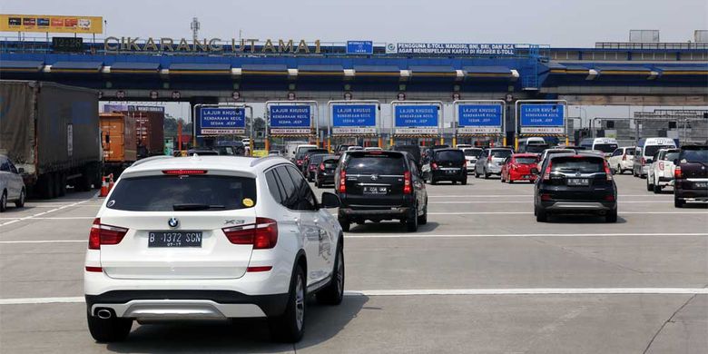 Antrean kendaraan di Gerbang Tol Cikarang Utama