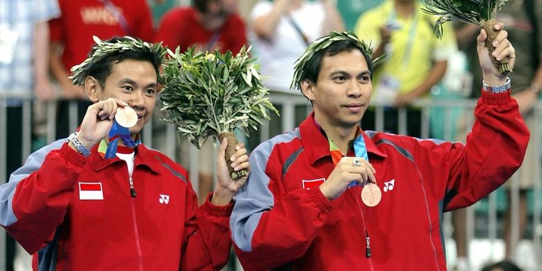 Pasangan ganda putra Indonesia, Flandy Limpele (kanan)/Eng Hian, berpose dengan medali perunggu yang mereka dapatkan pada Olimpiade Athena 2004 di Goudi Olympic Hall, Athena, 20 Agustus 2004. Dalam perebutan medali perunggu, Flandi/Eng Hian mengalahkan Jens Eriksen/Martin Lundgaard (Denmark), 15-13, 15-7.