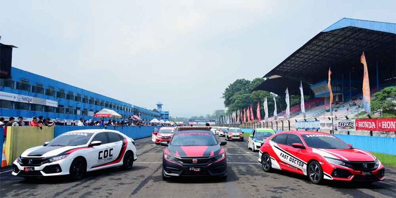 Generasi baru Civic menjadi official car buat Indonesian Sentul Series of Motorsport (ISSOM) 2017. 
Sedan bertugas sebagai Safety Car, sedangkan hatchback untuk Fast Doctor dan Clerk of the Course (COC). 
