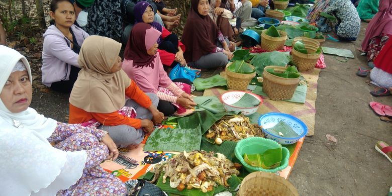 Warga menyiapkan upacara Cing-cing Goling di Dusun Gedangan, Desa Gedangrejo, Kecamatan Karangmojo, Kabupaten Gunungkidul, DI Yogyakarta, Senin (27/8/2018).