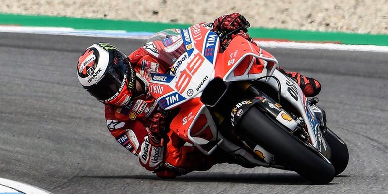 Pebalap Ducati, Jorge Lorenzo, sedang mencoba desain fairing baru di Desmosedici GP17 pada Free Practice 2 di Sirkuit Brno, Ceko, Jumat (4/8/2017).