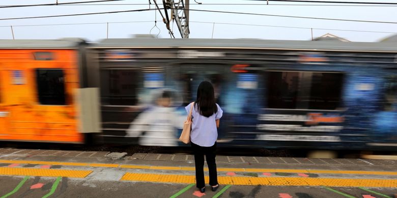 Sejumlah penumpang kereta listrik (KRL) Jabodetabek menunggu di garis batas antrean berwarna hijau di Stasiun Juanda, Jakarta Pusat, Rabu (9/8/2017). Garis batas antrean ini dibuat agar arus keluar masuk penumpang lebih teratur dan diharapkan dapat menghindari aksi saling mendorong sesama penumpang KRL.