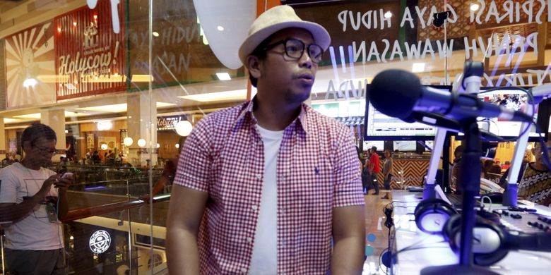 Penyanyi Sammy Simorangkir saat acara Dagienkz Vena in Motion Selebrasi 17-an di Mall Kota Kasablanka, Jakarta Selatan, Kamis (17/8/2017). Selain penyanyi Sammy Simorangkir, Nadya Fatira dan Sandy Canester turut memeriahkan acara tersebut.