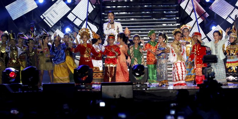 Penyanyi Raisa memeriahkan acara setahun hitung mundur (countdown) Asian Games 2018 di Monumen Nasional (Monas), Jakarta, Jumat (18/8/2017). Ribuan penonton antusias menyaksikan acara yang dibuka oleh Presiden Republik Indonesia, Joko Widodo.
