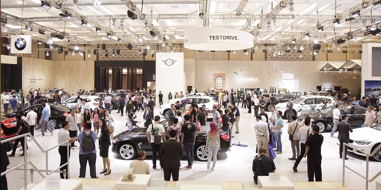 Suasana stan BMW dan Mini di Gaikindo Indoensia International Auto Show (GIIAS) 2017.