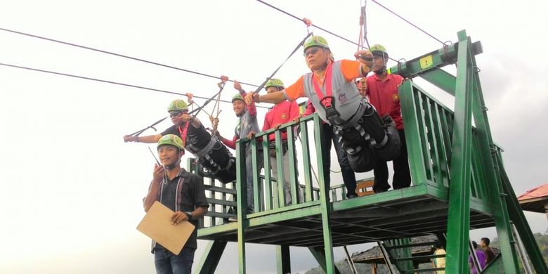 Pengunjung menjajal flying fox di Desa Mertelu, Kecamatan Gedangsari, Kabupaten Gunungkidul.