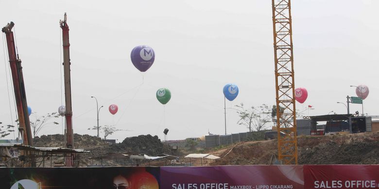 Suasana proyek pembangunan Kota Baru Meikarta, Kabupaten Bekasi, Jawa Barat, Senin (4/09/2017). Pada tahap pertama, akan dibangun 200 ribu unit apartemen yang siap huni pada akhir tahun 2018.