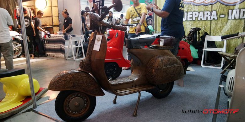 Vespa Kayu buatan Ruli Wood Custom mejeng di Kustomfest 2017.