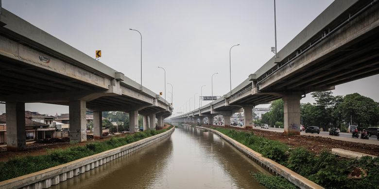 Suasana progres pembangunan Jalan Tol Bekasi-Cawang-Kampung Melayu (Becakayu) di Cipinang, Jakarta Timur, Kamis (12/10/2017). Pembangunan tol sepanjang 21 kilometer itu terus dikerjakan dengan target mulai beroperasi pada 2019 mendatang dan diharapkan bisa mengurai kemacetan di kawasan tersebut.
