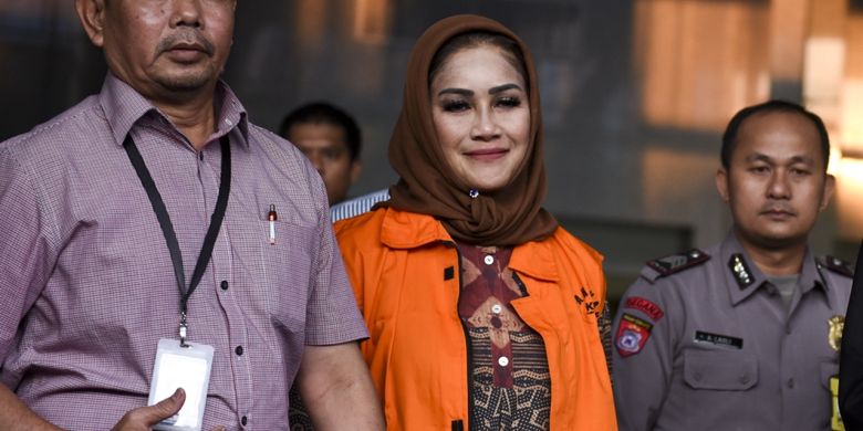 Wali Kota Tegal Siti Masitha Soeparno (tengah) mengenakan rompi tahanan seusai diperiksa di gedung KPK, Jakarta, Rabu (30/8/2017). KPK menahan Siti Masitha yang terjaring dalam operasi tangkap tangan di Tegal.