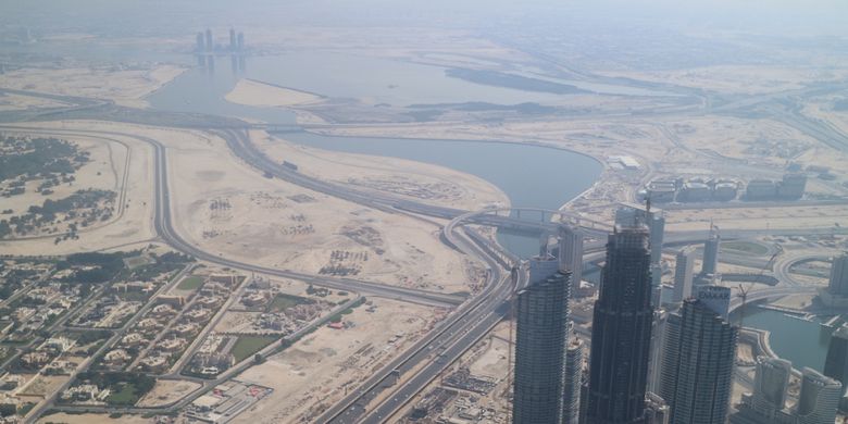 Pemandangan Teluk Dubai dilihat dari lantai 148 Gedung Burj Khalifa, Dubai, Uni Emirates Arab, Kamis (27/10/2017). Burj Khalifa memiliki tinggi 868 meter atau 2.717 meter di atas permukaan laut. Tinggi Burj Khalifa sendiri dua kali lipat Menara Eiffel, Paris dan lebih tinggi dari Gunung Bromo bila diukur dari permukaan laut.                               