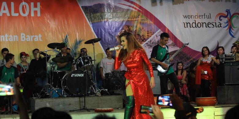 Aksi panggung Nita Talia dalam Festival Pesisir Paloh yang dipusatkan di Desa Temajuk, Kecamatan Paloh, Kabupaten Sambas, Kalimantan Barat, Senin (6/11/2017).