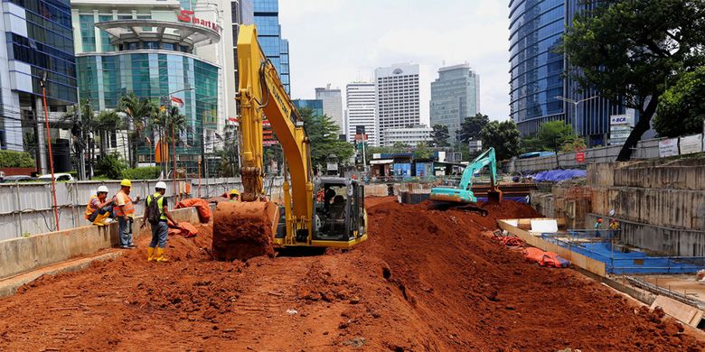 Aktivitas pekerja menyelesaikan pengerjaan proyek pengeboran terowongan untuk angkutan massal cepat (Mass Rapid Transit/MRT) di Stasiun Dukuh Atas, Jakarta Pusat, Kamis (24/11/2016). Pengerjaan proyek MRT fase pertama ini diperkirakan rampung pada tahun 2018.