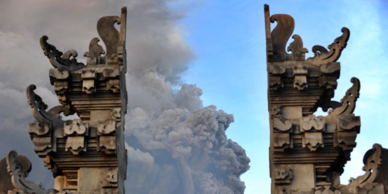 Erupsi Gunung Agung terlihat dari salah satu Pura di Kubu, Karangasem, Bali, 26 November 2017. Gunung Agung terus menyemburkan asap dan abu vulkanik dengan ketinggian yang terus meningkat, mencapai ketinggian 3.000 meter dari puncak. Letusan juga disertai dentuman yang terdengar sampai radius 12 kilometer.