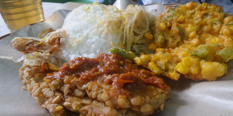 Nasi tempe penyet dan bakwan menjadi salam satu menu di Warung Malang, restoran makanan Indonesia yang terletak di kawasan Causeway Bay, Hongkong.