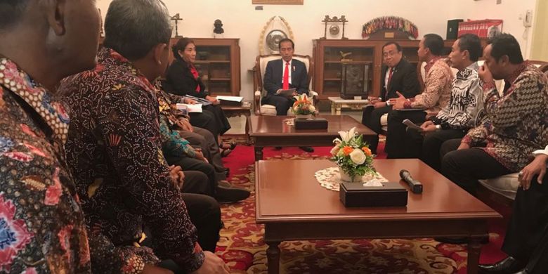 Presiden Joko Widodo saat menerima perwakilan nelayan pro cantrang di Istana Merdeka, Jakarta, Rabu (18/1/2018).