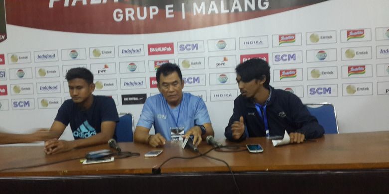 Pelatih PSIS Semarang, Subangkit (tengah) dalam konferensi pers usai pertandingan Grup E Piala Presiden 2018 di Stadion Gajayana, Kota Malang, Sabtu (20/1/2018)