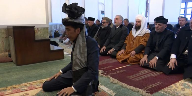 Presiden Joko Widodo menjadi imam shalat saat kunjungan ke Afghanistan, Senin (29/1/2018).