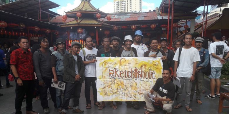 Sejumlah anggota Komunitas Sketchaholic berfoto bersama di halaman Vihara Dharma Bakti, Glodok, Jakarta Barat, Jumat (16/2/2018)