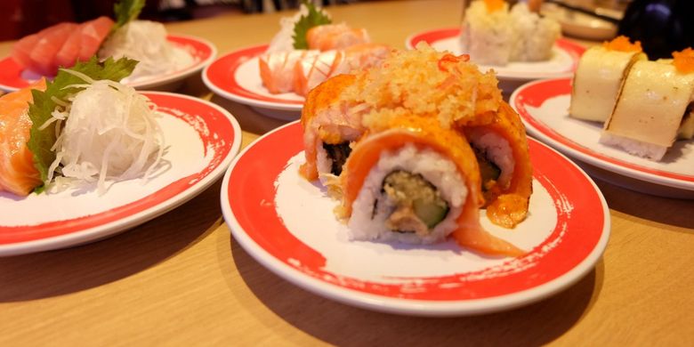 Salmon dari Norwegia, favorit pengunjung di Genki Sushi. 