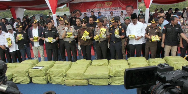 Menteri Keuangan Sri Mulyani Andrawati bersama Kapolri Jenderal Tito Karnavian menunjukkan barang bukti narkoba jenis sabu di Dermaga Logistik Sekupang, Batam, Kepulauan Riau, Jumat (23/2/2018). Sebanyak 1,6 ton sabu disita dari kapal ikan berisi jaring ketam asal Taiwan dengan bendera Singapura KM 61870 MV Min Liang Yuyun yang ditangkap di perairan Karang Helen Mars berdekatan dengan Karang Banteng, Kabupaten Anambas, Kepulauan Riau pada Selasa, 20 Februari lalu.