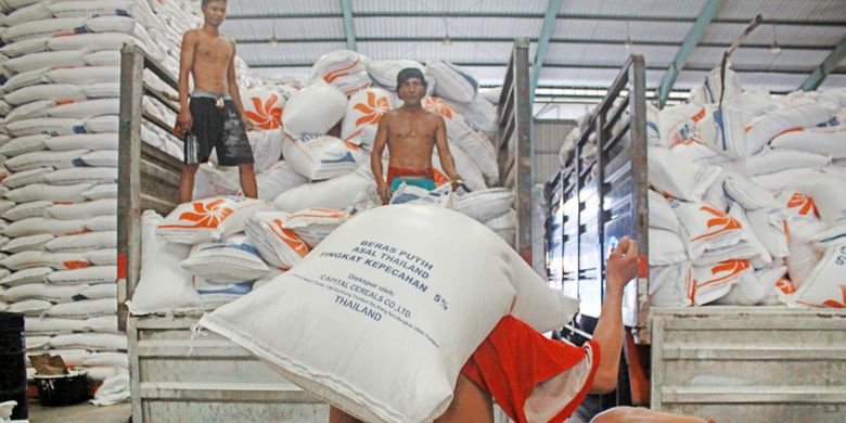 Pekerja mengangkut beras impor dari Thailand di gudang Bulog Divre Jatim, Buduran, Sidoarjo, Jawa Timur, Senin (26/2). Pemerintah melalui Kementerian Perdagangan telah menerbitkan izin impor beras sebanyak 500.000 ton  kepada Perum Bulog dengan tujuan untuk menstabilkan harga. ANTARA FOTO/Umarul Faruq/ama/18