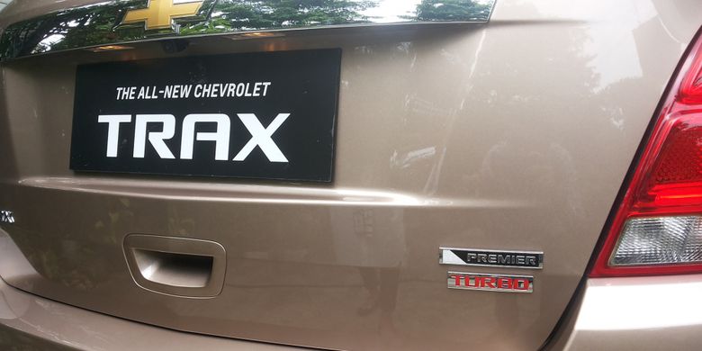 Emblem Premier yang tersemat pada Chevrolet Trax warna Coopertino yang diluncurkan di Jakarta pada Kamis (1/3/2018).